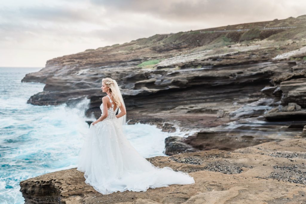 bride at oahu cliffs oahu wedding photographer
